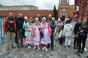 3_dorostenky v krojich..vsechny prachy maji na krku_resize_20150520_163327