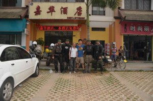 6_skupinove foto s nasim pruvodcem a ridicem v lazenskem mestecku 