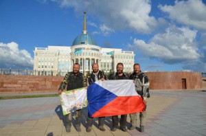 8_pred prezidenskym palacem_resize_20150516_233444