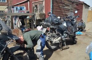 18. jen Dezi maka a kontroluje, zda ma na prednim kole gumu na predni kolo, nevi....