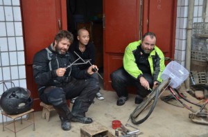 5. nacelnik a Andersen pri drobne vypomoci v dilne mistniho mistra